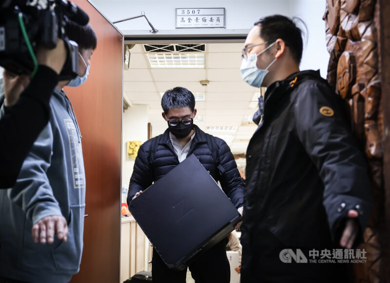 無黨籍立委高金素梅國會辦公室10日遭檢調搜索，檢調單位下午將電腦主機等相關證物帶離辦公室，全案持續調查釐清中。中央社記者趙世勳攝　115年2月10日