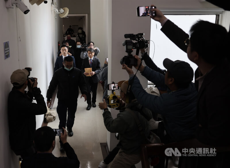 無黨籍立委高金素梅的住家10日一早傳出疑遭檢調搜索，高金素梅位於立法院的國會辦公室外大批媒體守候。中央社記者趙世勳攝　115年2月10日