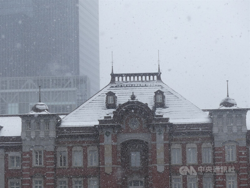 受強烈寒氣影響，8日包括東京都心在內的關東地區廣泛降雪，東京車站屋頂出現積雪。（中央社檔案照片）