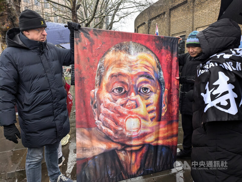 圖為9日中國倫敦巨型使館預定地前示威民眾以彩繪聲援黎智英。（中央社檔案照片）