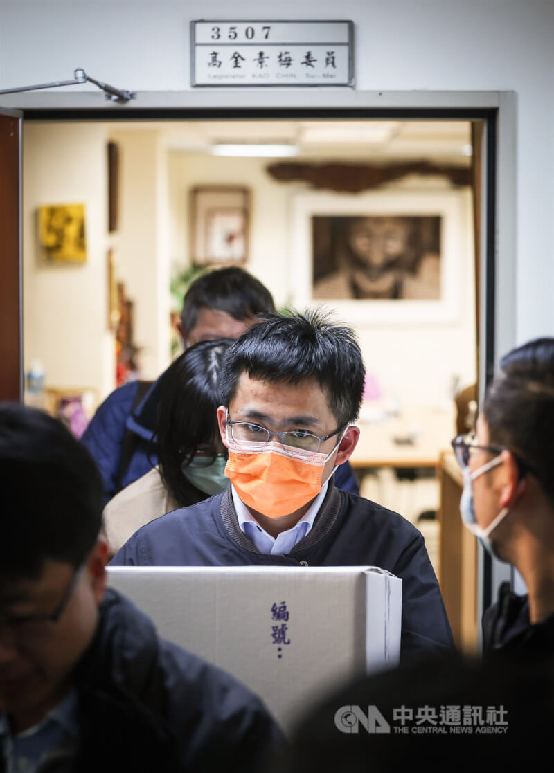 北檢偵辦無黨籍立委高金素梅疑涉詐領助理費等案，10日指揮調查局國安站兵分多路搜索，檢調單位下午將相關證物裝箱，帶離高金素梅國會辦公室。中央社記者趙世勳攝　115年2月10日