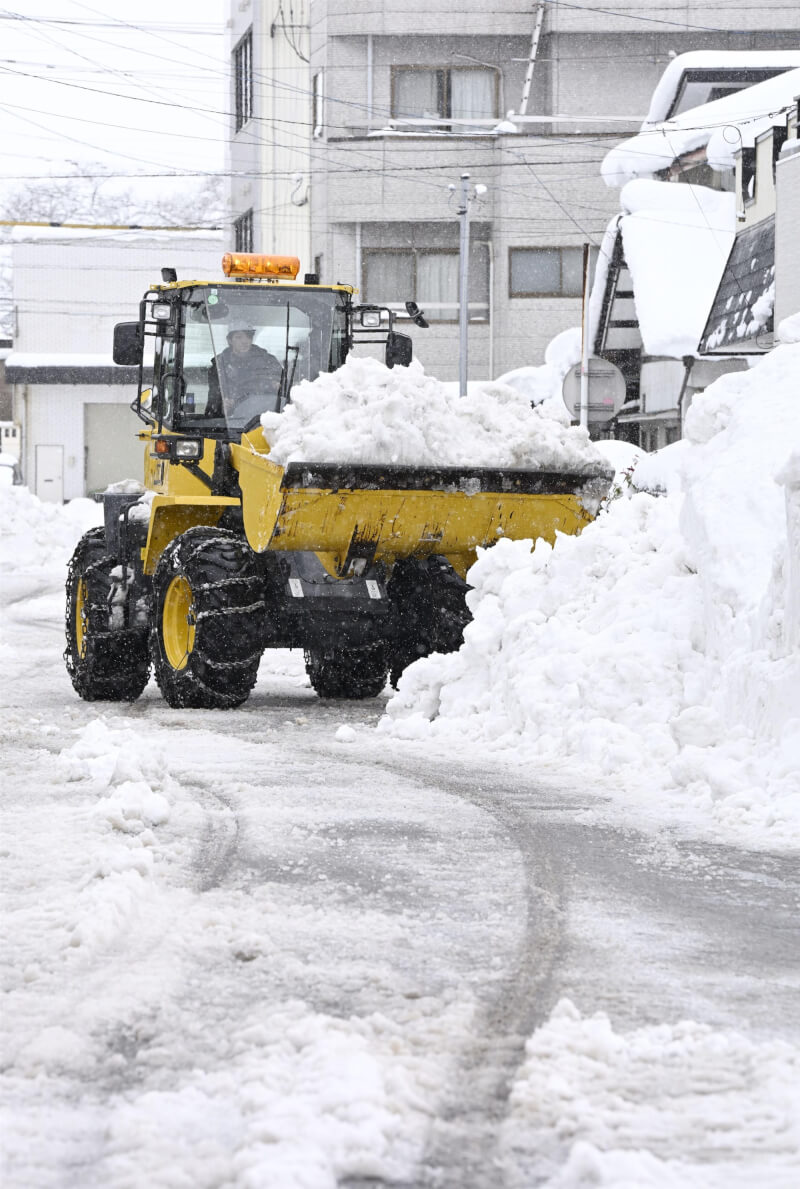 面向日本海的福井縣福井市1月25日進行除雪作業。（共同社）