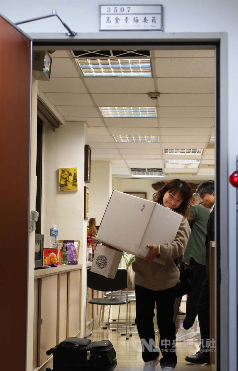 無黨籍立委高金素梅國會辦公室10日遭檢調搜索，下午搜索完畢，檢調單位將相關證物裝箱帶離。中央社記者趙世勳攝　115年2月10日