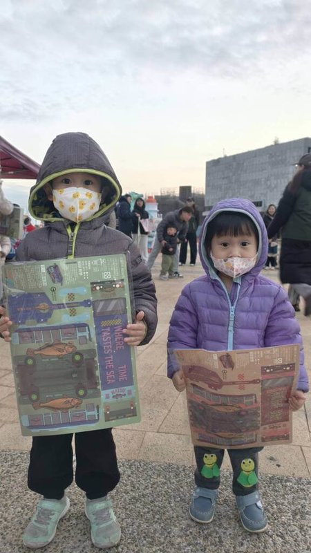 115年「馬祖春節燈會」點燈儀式10日晚間於南竿鄉介壽廣場舉行，現場還發放以馬祖國際藝術島作品「黃魚公車」為造型的公車小提燈，小朋友領取後與提燈合影。（民眾提供）中央社記者潘欣彤傳真　115年2月10日