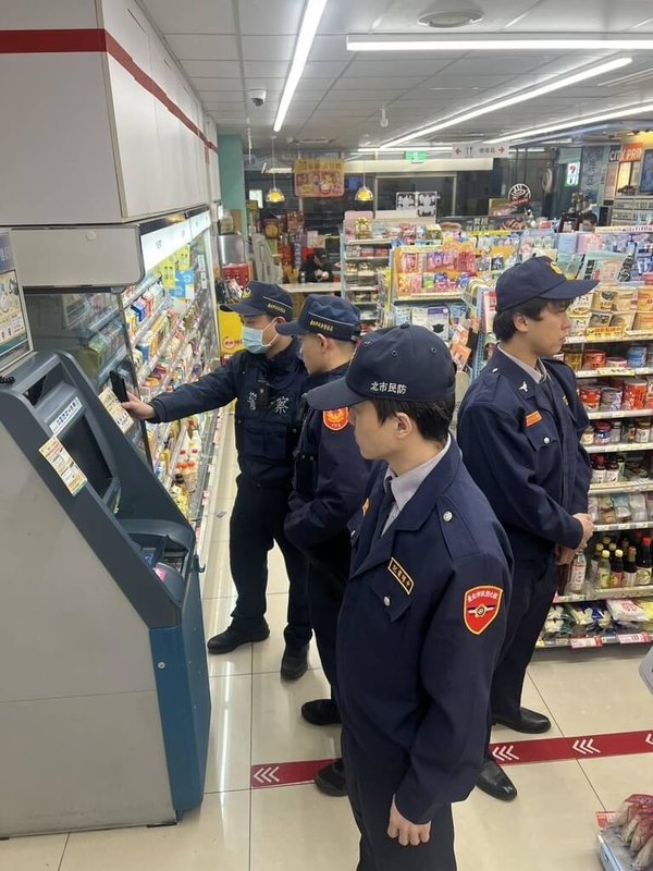 台北市警察局中正第二分局10日表示，為確保春節前社會治安平穩，近期執行「靖城專案」全面強化執法作為，針對轄內易滋事場所、治安要點及幫派分子經常出入場所，規劃擴大臨檢及路檢執行威力掃蕩。（台北市警察局中正第二分局提供）中央社記者黃麗芸傳真　115年2月10日