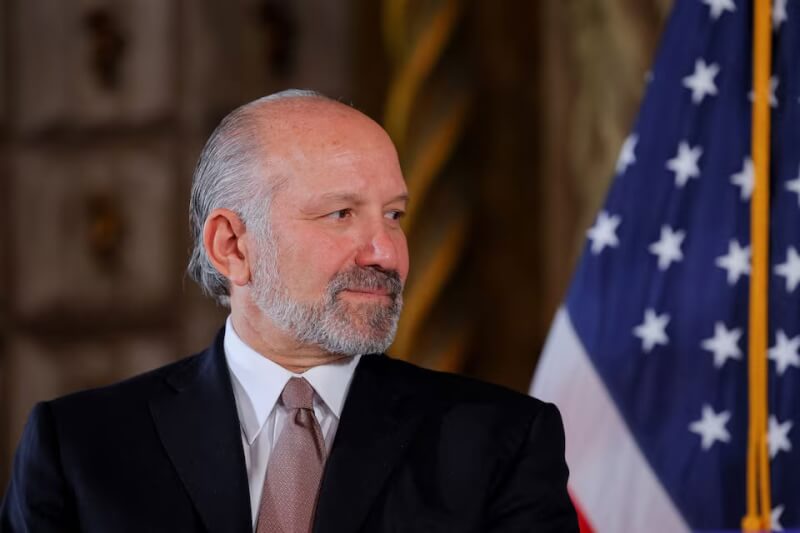 美國司法部披露的文件推翻商務部長盧特尼克（圖）聲稱自己早在20多年前就與艾普斯坦斷絕往來的說法，越來越多國會議員呼籲盧特尼克辭職。（路透社）