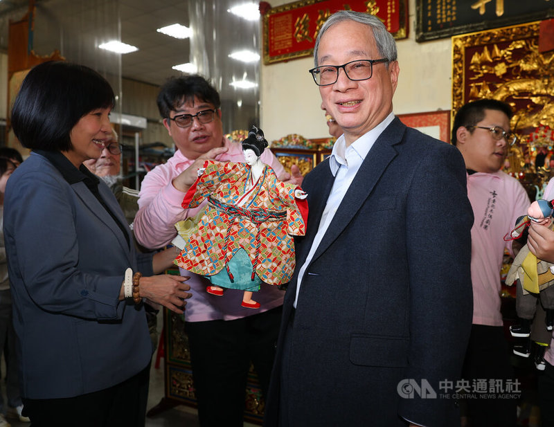 台北木偶劇團入選2026年「台灣品牌團隊」補助名單，文化部長李遠（前右）10日前往新北市八里區拜訪劇團，親自體驗操偶。中央社記者謝佳璋攝　115年2月10日