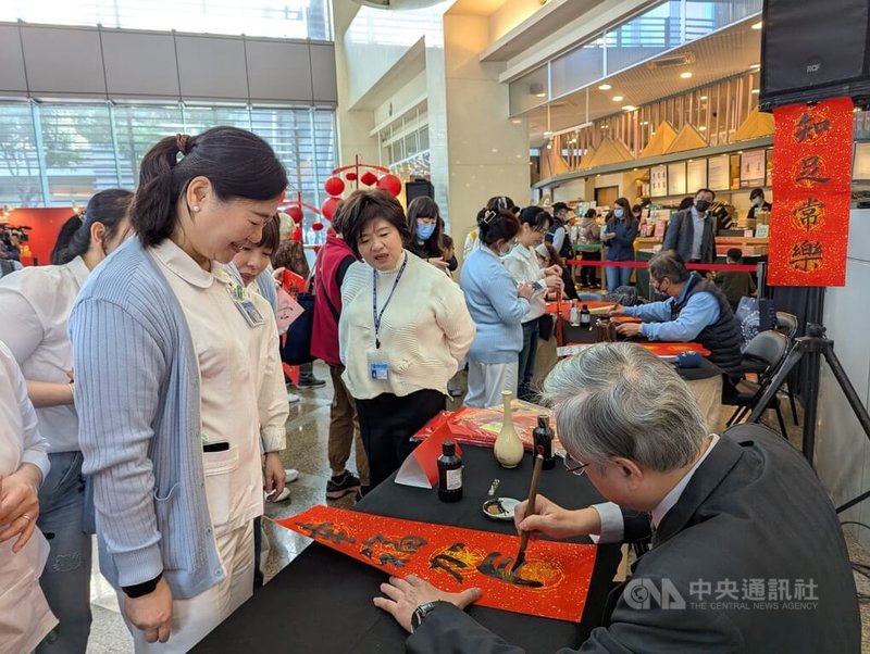 中國醫藥大學附設醫院11日舉辦「迎春揮毫贈春聯」活動，也是院方首次舉辦春節活動，讓平時忙碌的醫院增添濃濃年味。中央社記者蘇木春攝　115年2月11日