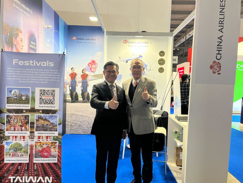 駐米蘭辦事處長林讚南（左）與華航駐義大利分公司總經理董希文（右）於中華航空展區合影。（駐米蘭辦事處提供）中央社記者黃雅詩羅馬傳真  115年2月11日