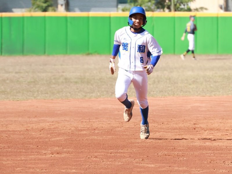 114學年度高中木棒聯賽第3階段美和中學11日與東石高中交手，美和柯郁翰（圖）單場2支長打、包括1發全壘打的好表現，助美和終場以3比2搶下勝利。（學生棒球運動聯盟提供）中央社記者謝靜雯傳真　115年2月11日