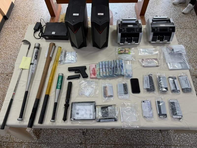 澎湖縣政府警察局馬公分局11日宣布瓦解一起暴力犯罪組織集團，將許姓男子為首等近10人拘提到案，依妨害秩序等罪嫌送辦，並查扣相關不法資產及球棒、空氣槍、電擊棒、手機、現金、車輛等作案工具一批。（澎湖馬公分局提供）中央社  115年2月11日