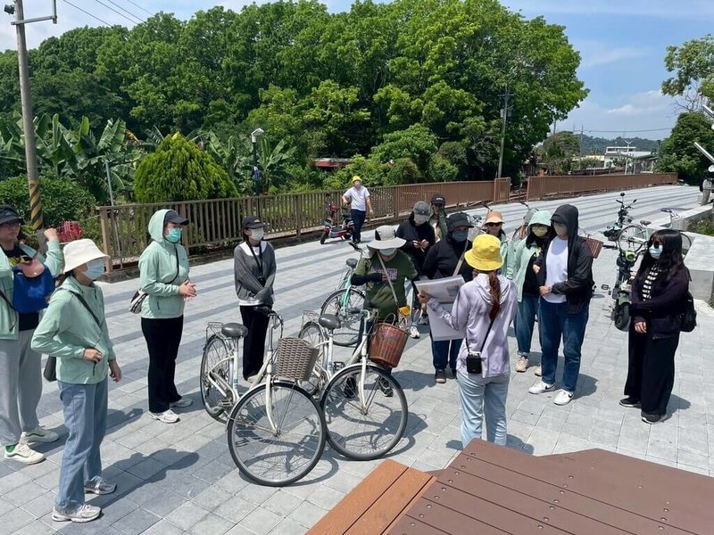 南投縣政府觀光處11日表示，迎接台鐵集集支線復駛，攜手集集鎮形象商圈觀光發展協會，14日起至3月30日推出系列活動，民眾搭集集支線鐵道到集集旅遊，可參加LINE官方帳號集點兌換限量紀念品，報名「永續單車走讀」還能體驗「雙鐵」旅遊。（南投縣政府提供）中央社記者蕭博陽南投縣傳真　115年2月11日