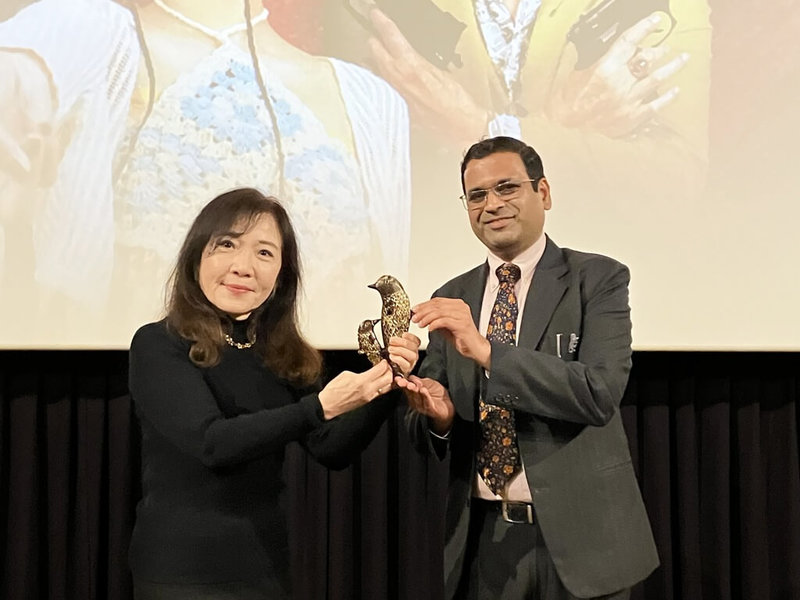 印度台北協會11日舉辦首部印度與台灣共同製作電影「叫我驅魔男神」（Demon Hunters）特映會，印度台北協會會長德寧瀚（右）致贈象徵印台友誼紀念品給製作人徐順理（左）。（印度台北協會提供）中央社記者楊堯茹傳真　115年2月11日