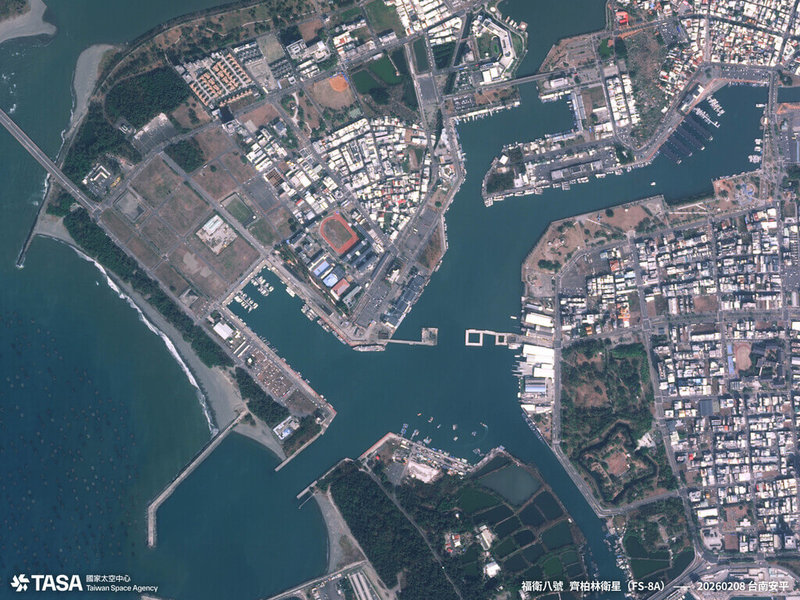 齊柏林衛星取像可見台南安平漁人碼頭區域漁船行進的尾流。（國家太空中心提供）中央社記者趙敏雅傳真　115年2月11日