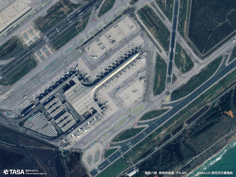 福衛八號取像涵蓋西班牙巴塞隆納機場，畫面中行進間的飛機能清楚辨識。（國家太空中心提供）中央社記者趙敏雅傳真　115年2月11日