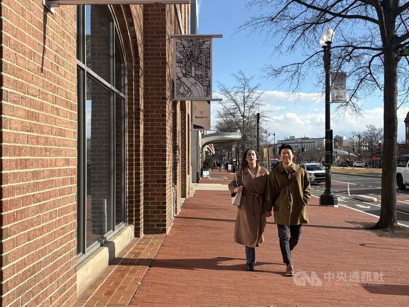 華盛頓特區，是世界政治中心也是約會後被放生（ghosted）機率最高的美國城市。2024年一項調查顯示，平均而言，華府居民每年放生5.1人，過去一年中平均被放生約3.4次。圖為華府街頭情侶。中央社記者鍾佑貞華盛頓攝　115年2月11日