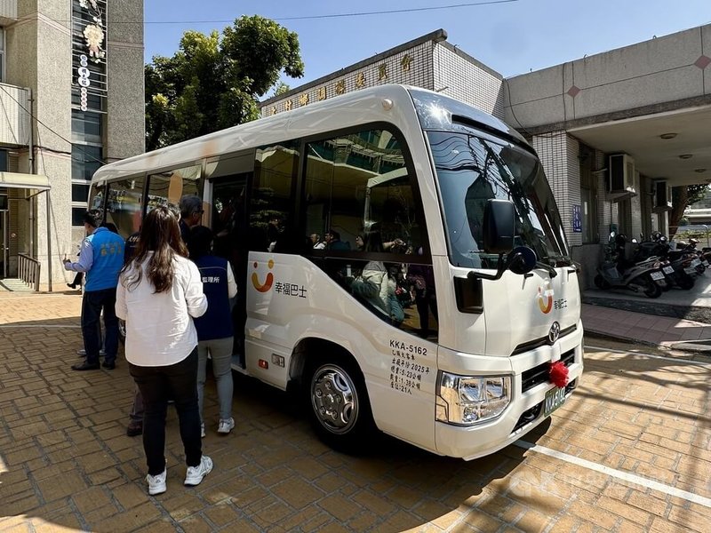 彰化縣大村鄉公所11日舉行幸福巴士啟用典禮，宣布23日正式通車，規劃大村鄉公所往返大村國中的定班定線路線，以及方便長者就醫、採買的預約接駁服務，提供免費搭乘。中央社記者鄭維真攝　115年2月11日