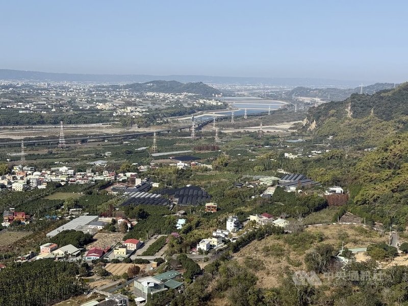 南投縣政府在草屯鎮平林里打造「九九峰氦氣球樂園」，民眾搭乘升空可遠眺鳥嘴潭人工湖、草屯市區、八卦山脈等風景。中央社記者蕭博陽南投縣攝　115年2月11日