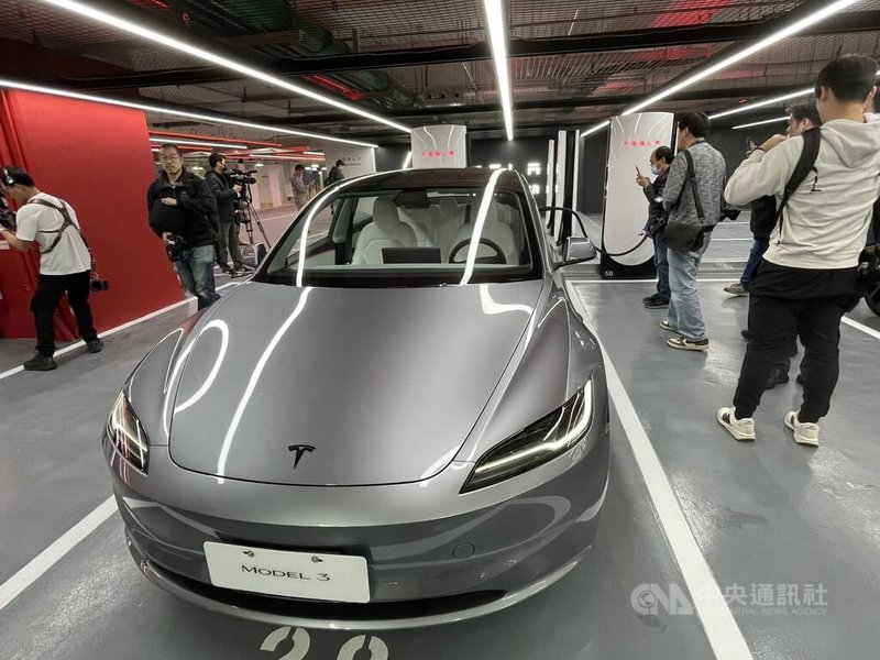 特斯拉11日在台北大巨蛋啟用V4超級充電站。圖為Model 3車款使用充電中。中央社記者鍾榮峰攝　115年2月11日