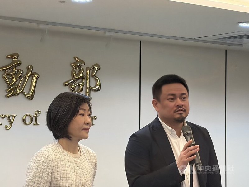 勞動部11日邀6大車廠工會針對關稅可能造成汽車產業勞工衝擊進行座談，勞動部長洪申翰（右）會後指出，後續會跟經濟部共同研議30億特別預算如何跟勞工就業權益連結，不希望有業者一面拿補助又對勞工不利。中央社記者吳欣紜攝 115年2月11日