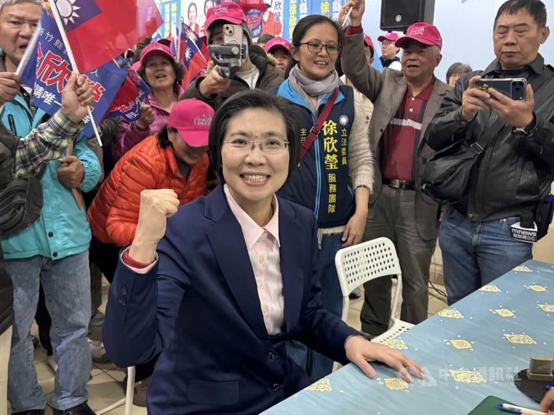 國民黨立委徐欣瑩（前）爭取黨內提名參選新竹縣長，11日在大批支持者簇擁下，前往新竹縣黨部登記參與黨內初選。中央社記者郭宣彣攝　115年2月11日