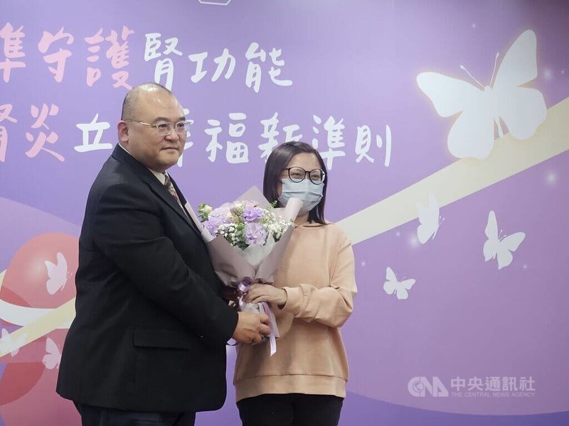 當年20多歲的雯雯（右）確診全身性紅斑狼瘡，一度併發腎炎，命懸一線，所幸在台大醫院免疫風濕過敏科主任李克仁（左）團隊與新藥搶救下成功穩定病情，雯雯11日獻花致謝中央社記者陳婕翎攝　115年2月11日