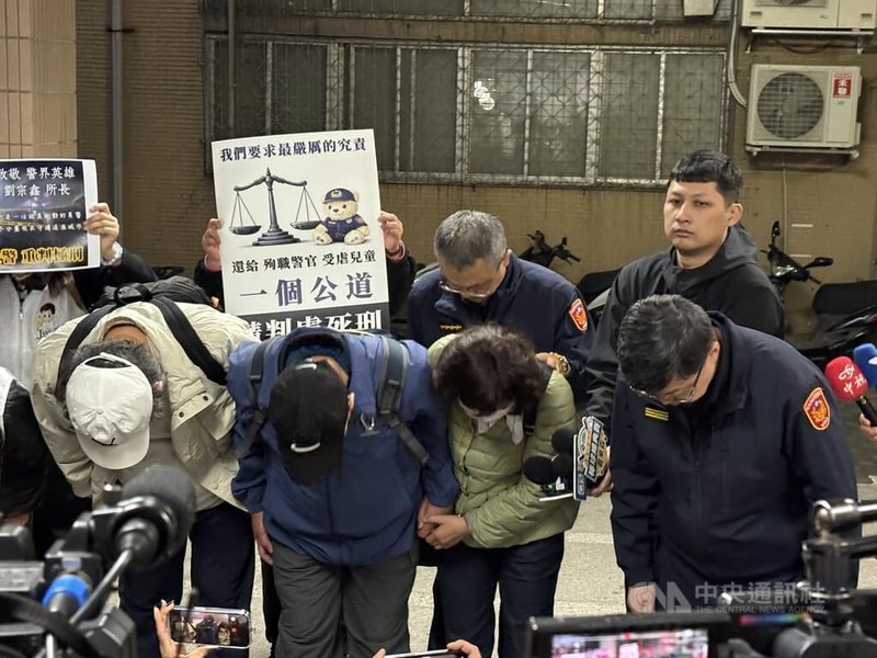 女子陳嘉瑩毒駕拒檢，衝撞、拖行派出所長劉宗鑫致死，新北地院國民法官11日判處陳女死刑。聽判後，劉宗鑫父親（前左2）、母親（前右2）一同受訪，數度對著鏡頭鞠躬致意，感謝全國國民持續關注此案。中央社記者曹亞沿攝　115年2月11日