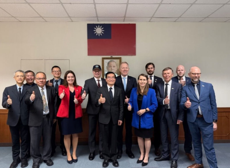 中北歐國家國會議員跨國訪問團近日拜會海巡署，雙方針對當前全球海域安全局勢、海事執法合作及民主韌性等核心議題進行深度對話，並就區域安全現況交換意見。（海巡署提供）中央社記者黃麗芸傳真　115年2月11日