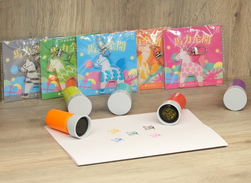 迎接2026馬年，新北市文化局11日表示，18日至22日推出文化走春活動，串聯6個博物館與林家花園辦理打卡送徽章、消費滿額轉扭蛋及福袋抽獎等，扭蛋獎品包括馬年吊飾、限定印章及公仔等。（新北市文化局提供）中央社記者黃旭昇傳真　115年2月11日