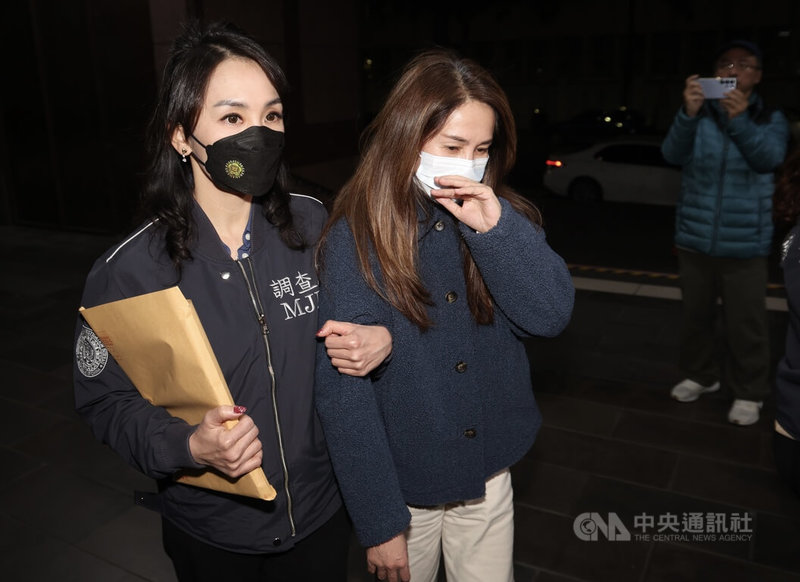 北檢偵辦無黨籍立委高金素梅疑涉詐領助理費等案，10日指揮調查局國安站兵分30路搜索，並約談高金素梅等18人說明。11日凌晨12時50分左右高金素梅（右）在調查局人員陪同下移送北檢。中央社記者張新偉攝 115年2月11日