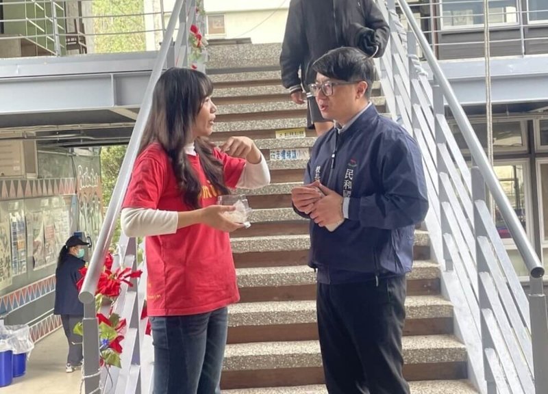 教育部於民國115年寒假補助189梯次營隊活動，由4851名大專學生組成青年志工服務隊，分赴182所教育優先區辦理營隊活動，提供7541名中小學生免費參加，將資源帶入偏鄉。圖為中國醫學大學杏服醫學服務隊與校方討論營隊規劃。（教育部提供）中央社記者陳至中傳真　115年2月11日