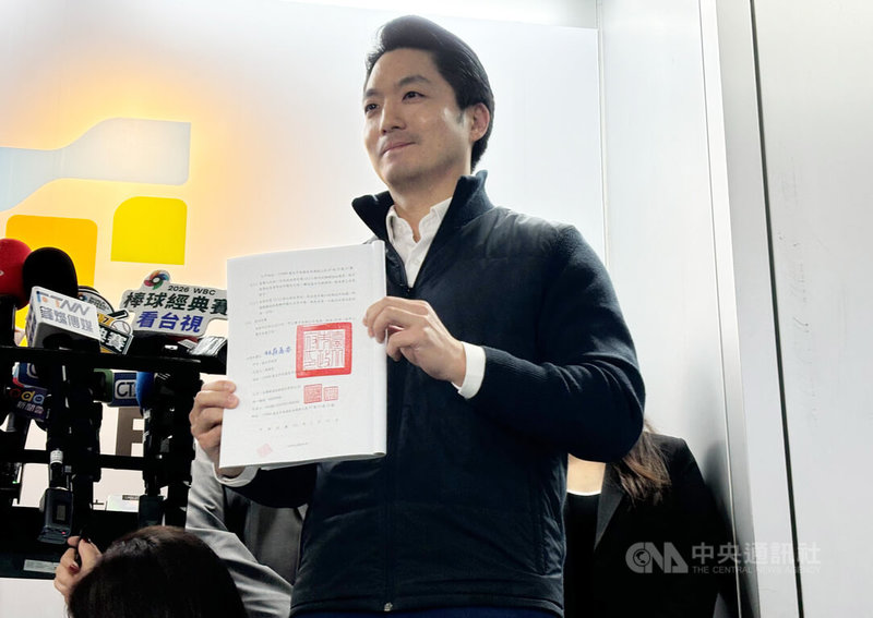 台北市長蔣萬安11日下午接受媒體聯訪時拿著契約書表示，很高興與輝達就北士科T1718基地完成簽約，對台北市及台灣來說都是很重要的里程碑，希望6月可以順利動工。中央社記者陳昱婷攝　115年2月11日