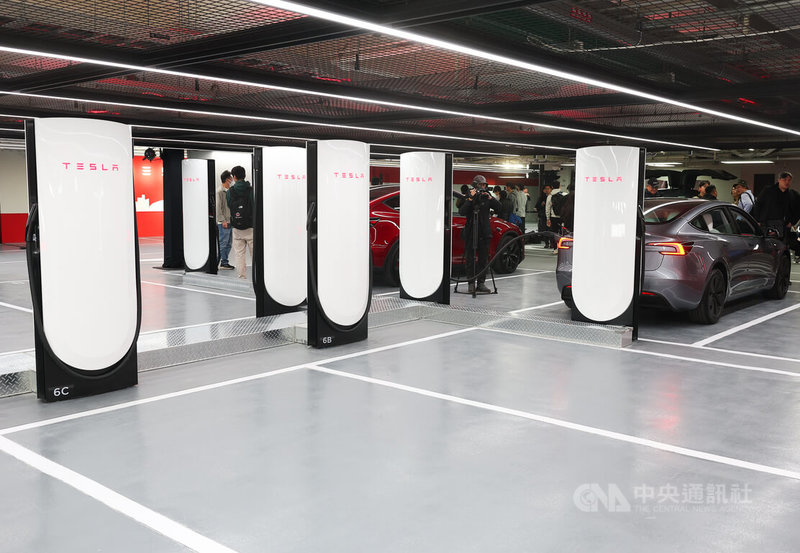 特斯拉(Tesla)在台北大巨蛋設立全台最大規模的V4超級充電站,11日啟用,專為跨縣市通勤移動及長途旅行設計,能在短時間內高效充電。中央社記者謝佳璋攝 115年2月11日