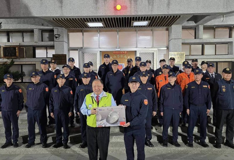 115年加強重要節日安全維護工作登場，澎湖縣長陳光復（前左）11日晚間親自前往探視、慰問警消人員，致贈加菜金與應景慰問品等。（澎湖縣警局提供）中央社　115年2月11日