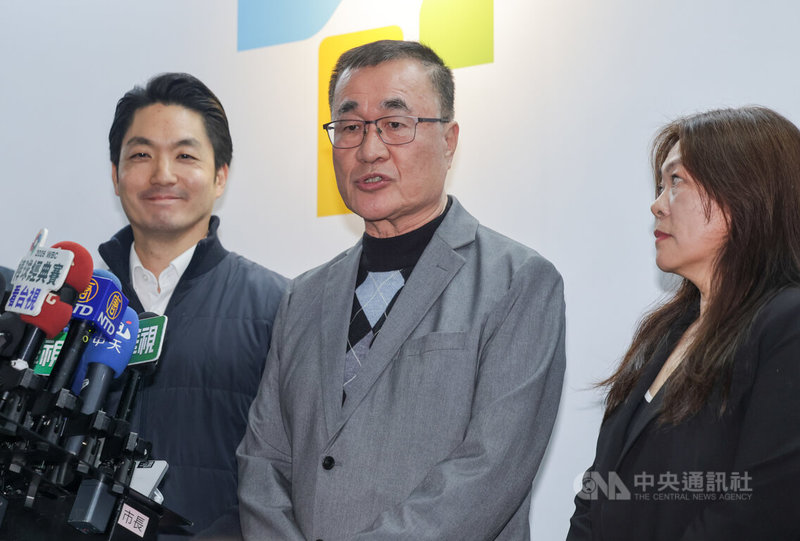 台北市副市長李四川（中）11日正式宣布，將在2月底請辭副市長一職，若獲國民黨提名參選新北市長，會和民眾黨找出合作方式。中央社記者裴禛攝　115年2月11日