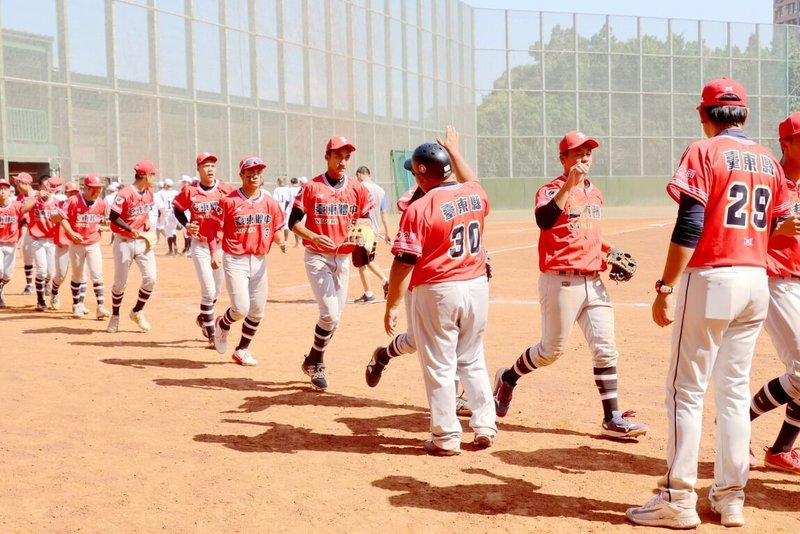 114學年度高中棒球聯賽（木棒組）第3階段賽事持續，台東體中11日擊敗南英商工拿下2勝、順利晉級第4階段16強賽。圖為賽後球員、教練擊掌畫面。（學生棒球運動聯盟提供）中央社記者謝靜雯傳真　115年2月11日