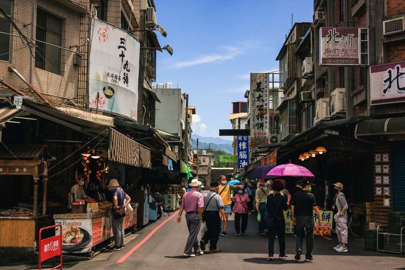 春節將至，新竹縣北埔老街預期湧入走春人潮，縣府將於台三線與南興街口（北埔口）實施交通管制，禁止各式車輛左轉進入南興街，並將調整台灣好行5700獅山線北埔老街站點位置與班次。（新竹縣政府提供）中央社記者郭宣彣傳真　115年2月11日