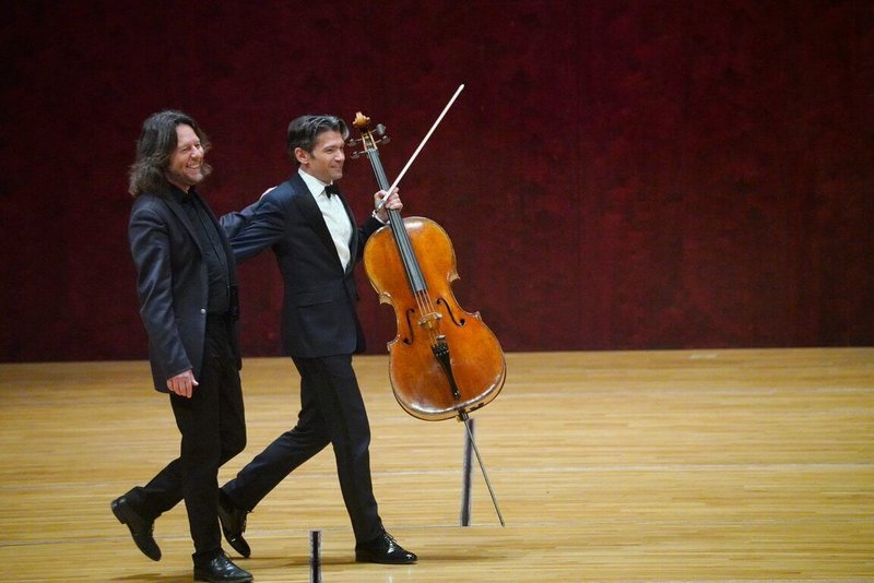 法國大提琴家高提耶．卡普松（Gautier Capuçon）（右），3月將攜手伊莉莎白金獎得主鋼琴家法蘭克．布雷利（Frank Braley）（左）登台舉行音樂會。（牛耳提供）中央社記者趙靜瑜傳真  115年2月11日