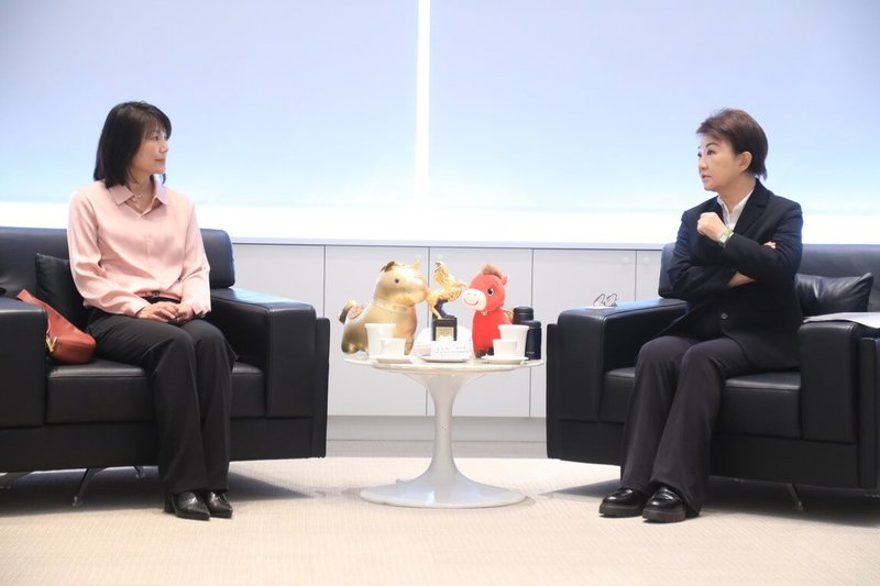 美國零售巨頭好市多（Costco）在台中市的2家分店，營業額在全球名列前茅，好市多大中華區土地開發部總監黃美綺（左）10日拜會台中市長盧秀燕（右），就未來台中布局進行交流。（台中市政府提供）中央社記者郝雪卿傳真  115年2月11日