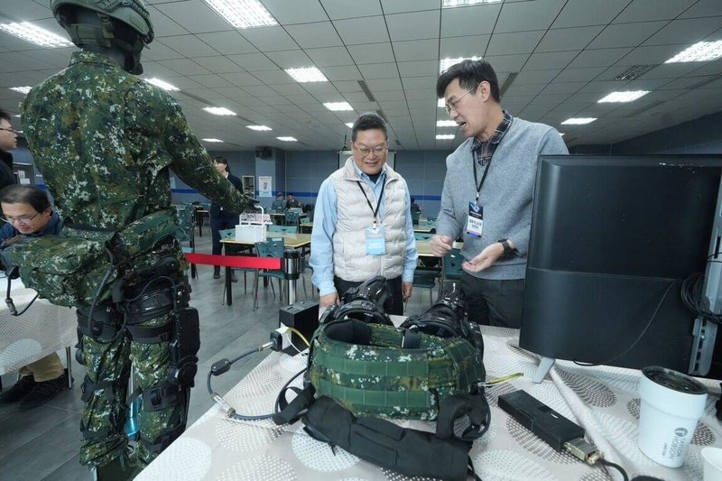 桃園市經發局11日在國家中山科學研究院龍園園區舉辦「中科院軍民通用技術媒合交流會」，公開5項國家級軍民通用技術移轉與2項重點技術採購需求，現場吸引精密機械、電子與材料業領軍企業齊聚。（桃園市經發局提供）中央社記者葉臻傳真　115年2月11日
