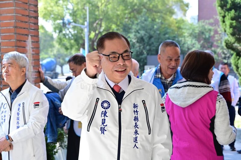 新竹縣副縣長陳見賢（前）積極爭取國民黨提名參選新竹縣長，其競辦11日指出，陳見賢一貫堅守制度，將以理性、穩健態度爭取黨內提名，持續提出前瞻縣政藍圖與具體福利政策。（陳見賢競選辦公室提供）中央社記者郭宣彣傳真　115年2月11日