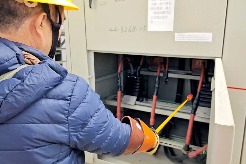 為確保農曆春節用電穩定，台電桃園區處啟動「大眾運輸場站及區域性醫院用戶設備春節專案檢查」，11日赴桃機了解供電情形，並完成63處設備檢測。（台電桃園區處提供）中央社記者吳睿騏桃園機場傳真　115年2月11日