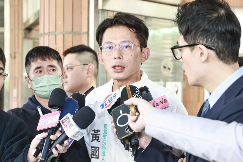 民眾黨新北市長參選人黃國昌（右2）11日上午前往新店建國、仁愛市場掃街拜票，並接受媒體聯訪。中央社記者鄭清元攝　115年2月11日