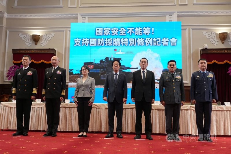 總統賴清德（中）11日在總統府主持「國家安全不能等！支持國防採購特別條例」記者會，再次說明推動國防特別預算的整體戰略思維與政策方向。副總統蕭美琴（左3）、國防部長顧立雄（右3）、參謀總長梅家樹上將（左2）、陸軍司令呂坤修上將（右2）、海軍司令蔣正國上將（左）以及空軍司令鄭榮豐上將（右）亦全數到場，象徵三軍對國防特別預算的共同支持。中央社記者徐肇昌攝　115年2月11日
