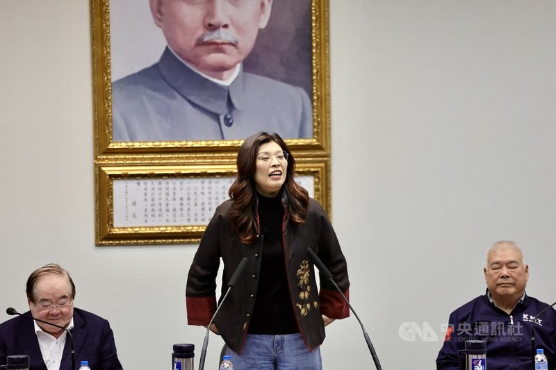 國民黨主席鄭麗文（中）11日下午在中央黨部主持中常會，致詞時強調智庫的重要性。中央社記者王飛華攝　115年2月11日