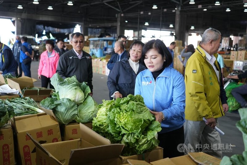 年節將屆，雲林縣長張麗善（前右）11日到西螺果菜市場視察了解供貨現況，指出目前市場每天到貨量約維持在1000公噸，足以因應年節採買需求，整體價格也相當平穩。中央社記者姜宜菁攝　115年2月11日