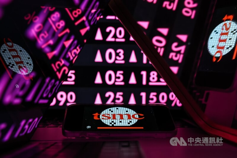 圖為台積電企業標誌與台股示意圖。（中央社檔案照片）