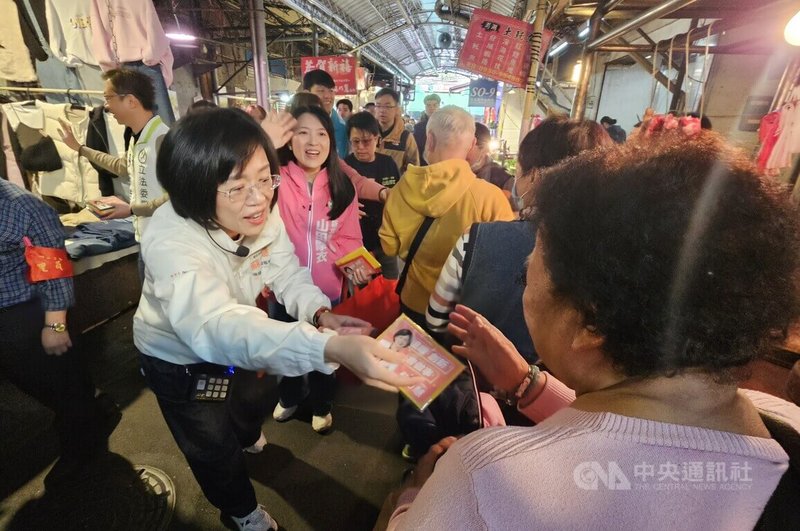 民進黨新北市長參選人蘇巧慧（前左）等人11日上午到板橋新埔市場掃街拜票，獲得不少民眾歡迎。中央社記者王鴻國攝　115年2月11日