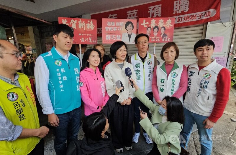 民進黨新北市議員提名登記截止並將進行初選，市黨部主委、新北市長參選人蘇巧慧（中）11日受訪時表示，接下來會照著黨中央公告的初選日程，進行抽籤、民調，找出最強參選人組團隊，爭取市民肯定和信任。中央社記者王鴻國攝　115年2月11日