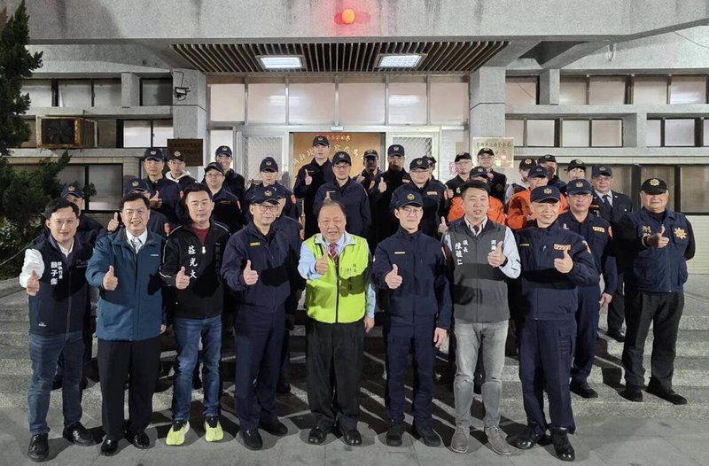 115年加強重要節日安全維護工作登場，澎湖縣長陳光復（前右4）、議長陳毓仁（前右2）等人11日晚間頂著低溫前往慰勞辛苦值勤的警消人員，感謝他們堅守崗位、守護民眾安全。（澎湖縣警局提供）中央社　115年2月11日